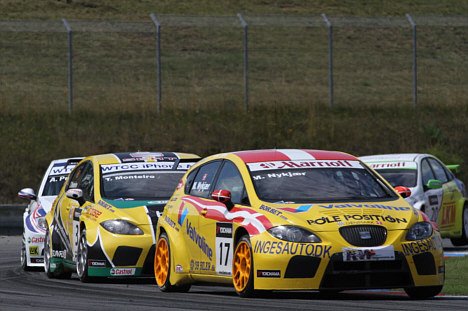 Løb 1: Michel Nykjær i Seat foran teamkammeraten Tiago Monteiro og den tidligere verdensmester Andy Priaulx i BMW.